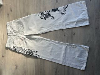 Pantalones blancos con dragón