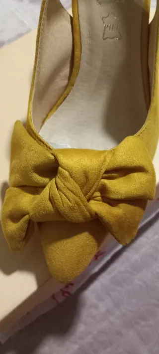 Zapatos de tacón Gale amarillos con lazo