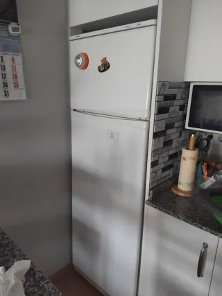 Frigorífico blanco con congelador. Negociable
