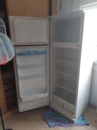 Frigorífico blanco con congelador. Negociable