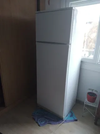 Frigorífico blanco con congelador. Negociable