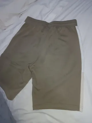 Pantalón corto Puma beige y blanco