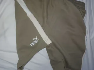 Pantalón corto Puma beige y blanco