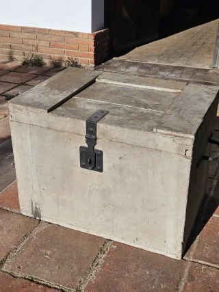 Baúl de madera vintage con herrajes