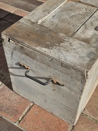 Baúl de madera vintage con herrajes