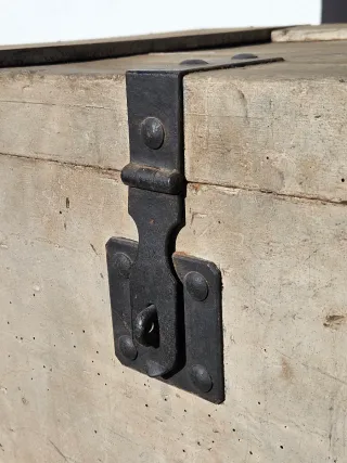 Baúl de madera vintage con herrajes