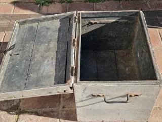 Baúl de madera vintage con herrajes