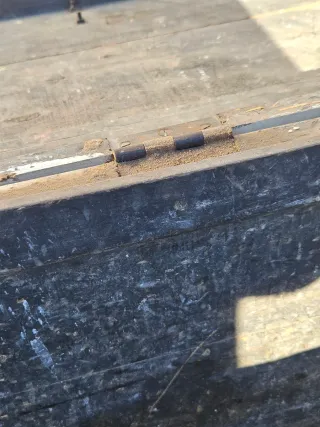 Baúl de madera vintage con herrajes