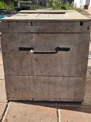 Baúl de madera vintage con herrajes