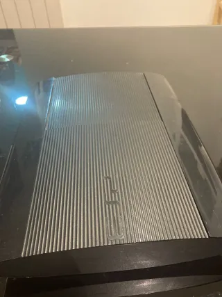 PS3 con volante, 2 mandos y 3 juegos