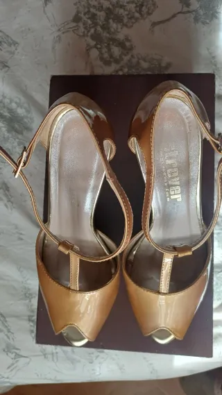 Zapatos dorados de fiesta con tiras