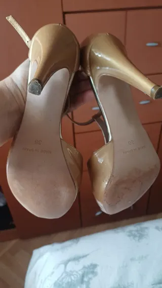 Zapatos dorados de fiesta con tiras