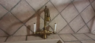 Grifo de latón con asas de cerámica