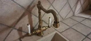 Grifo de latón con asas de cerámica