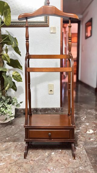 Perchero de madera marrón