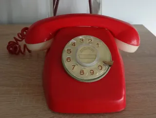 Teléfono antiguo rojo de juguete