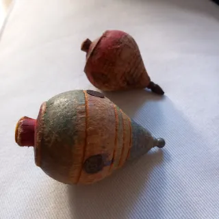 2 Peonzas antiguas de madera