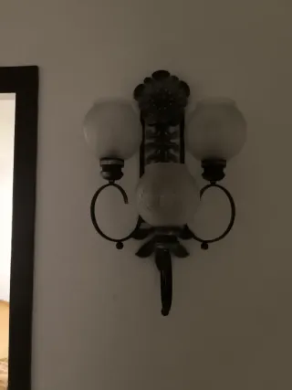 Lámpara de pared envejecida y dorada con 3 tulipas