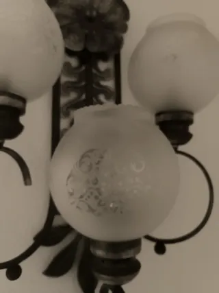 Lámpara de pared envejecida y dorada con 3 tulipas