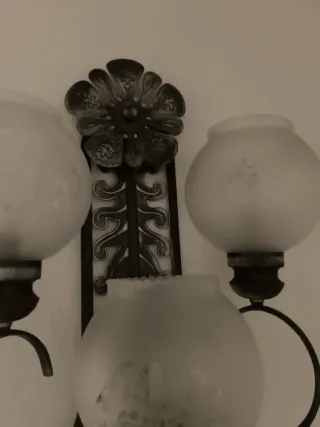 Lámpara de pared envejecida y dorada con 3 tulipas