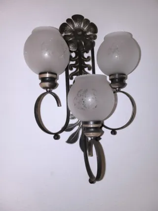 Lámpara de pared envejecida y dorada con 3 tulipas