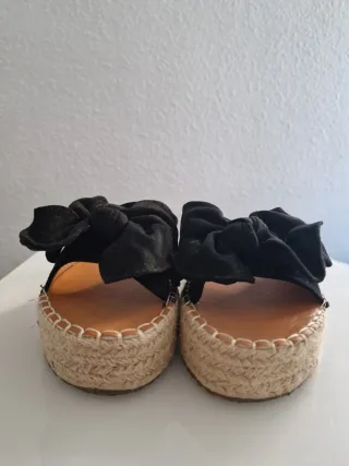 Sandalias negras con lazo