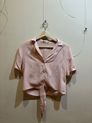 Camisa rosa satinada con lazada