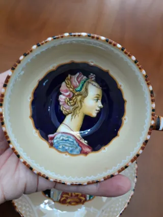 Tazza da tè in maiolica dipinta a mano
