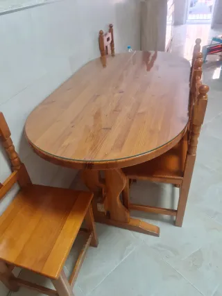 Mesa de madera con 4 sillas