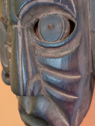 Máscara de madera artesanal