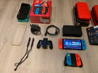 Nintendo Switch OLED, mandos, SD + accesorios.