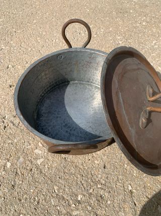 Pentola antica in rame con coperchio