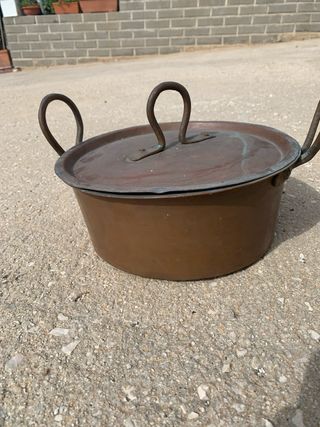 Pentola antica in rame con coperchio