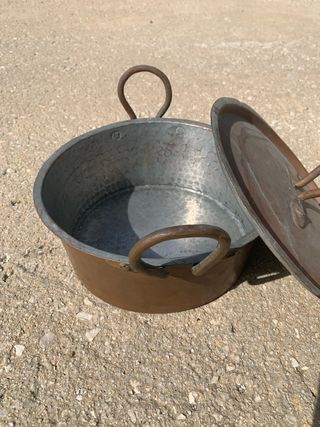 Pentola antica in rame con coperchio