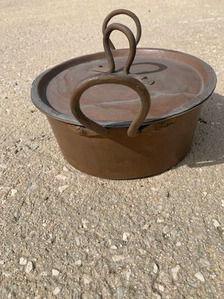 Pentola antica in rame con coperchio