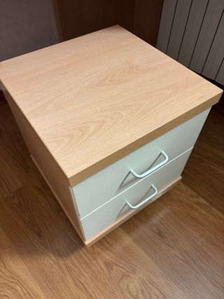 Cajonera con ruedas color beige y blanco