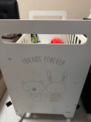 Cuna blanca con ositos y conejito