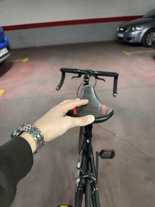 Bicicletta Fixie/pista moderna e minimalista per la città