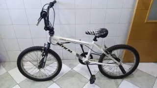 Bicicleta BMX infantil blanca