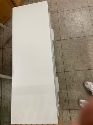 Mueble blanco con puertas de cristal