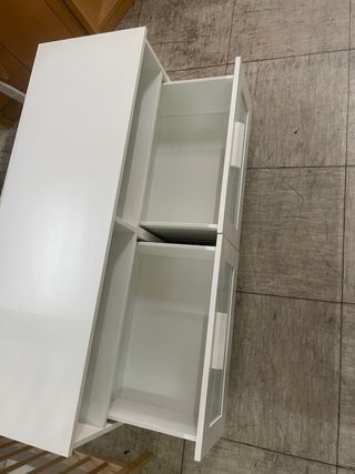 Mueble blanco con puertas de cristal