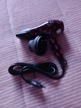 Secador de pelo de viaje con estampado de labios