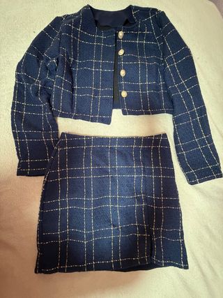 Conjunto chaqueta y falda cuadros azul y oro