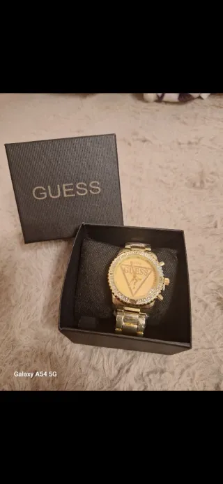 Reloj Guess Dorado con Bisel Brillante