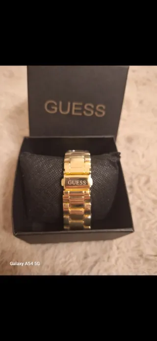 Reloj Guess Dorado con Bisel Brillante
