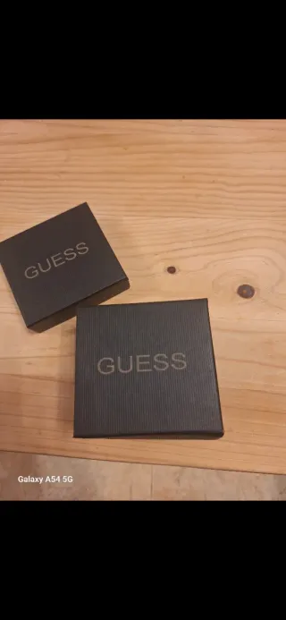 Reloj Guess Dorado con Bisel Brillante