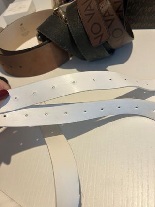 Cintura bianca con fibbia dorata