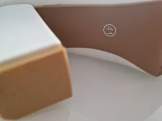 Tacones blancos en punta con perlas