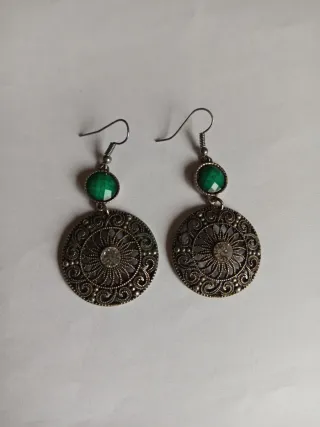 Pendientes plateados con piedra verde