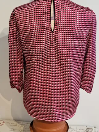 Blusa de raso con estampado geométrico